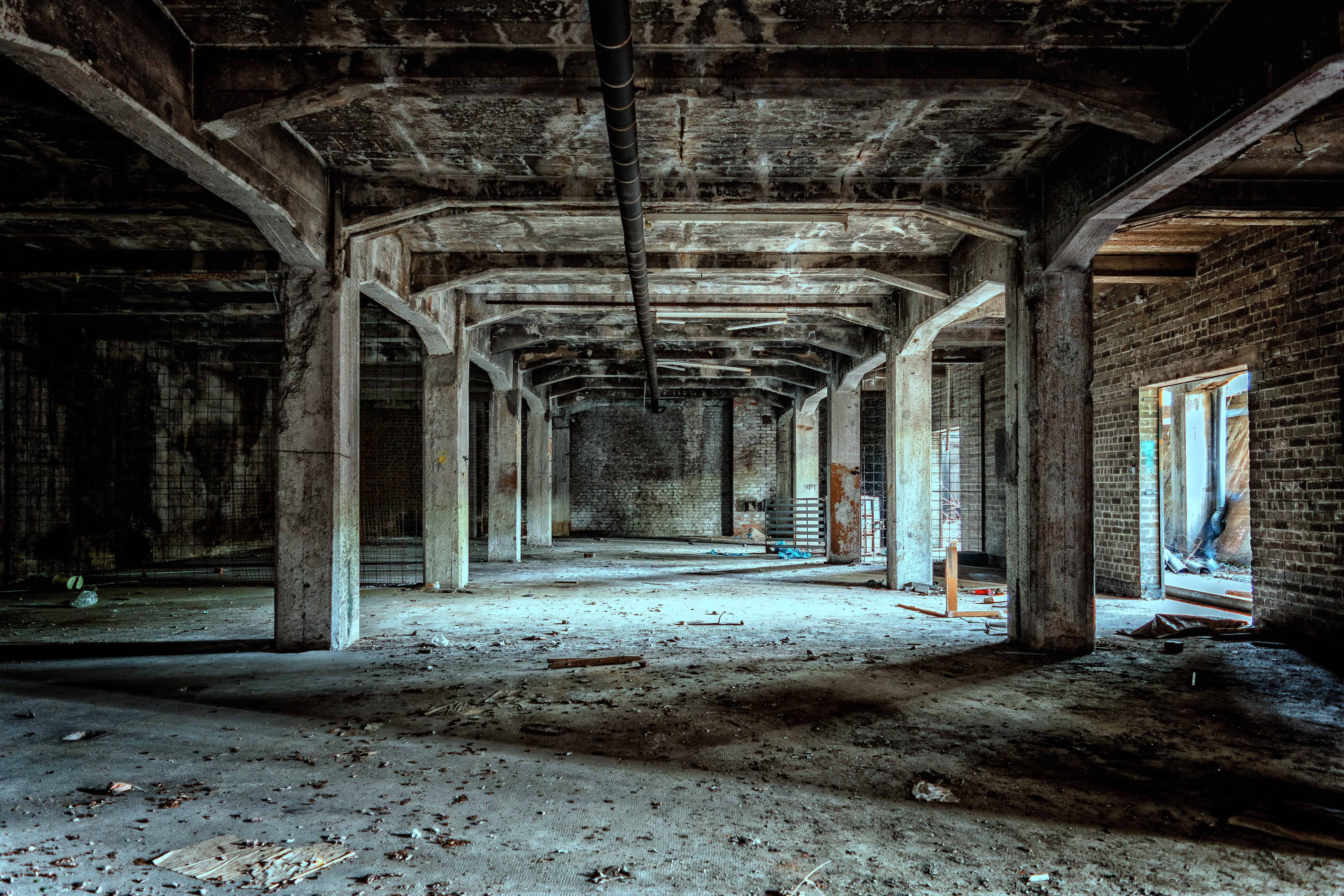 Fortifications industrial. Заброшенное здание. Заброшенное помещение. Фон заброшенного здания. Заброшенный склад.